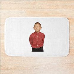 Dewey en la alfombra de baño de clase media