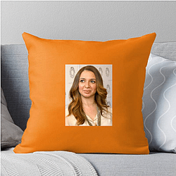 Versatile Actress Maya Rudolph Pillows Cover