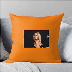 Rising Actress Michelle Randolph Pillows Cover