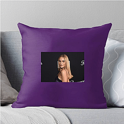 Rising Actress Michelle Randolph Pillows Cover
