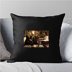 Ocean's 8 is a spin-off of the Ocean's trilogy Ocean's 8 Pillows Cover