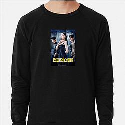 Queen Mantis tells a story full of secrets Queen Mantis Sweatshirts