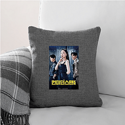 Queen Mantis tells a story full of secrets Queen Mantis Pillows Cover