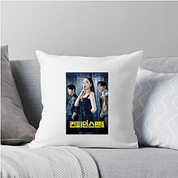 Queen Mantis tells a story full of secrets Queen Mantis Pillows Cover