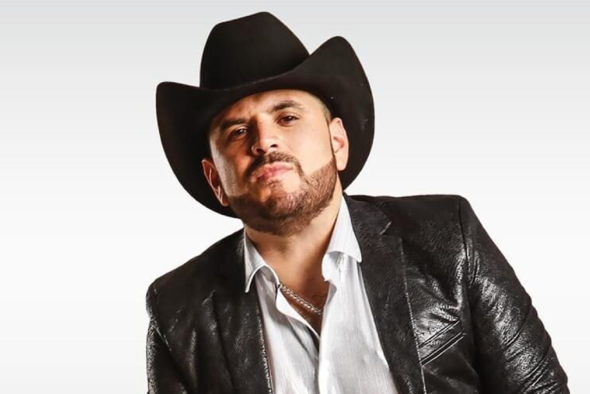 Unleash Your Style with El Komander Merch: A Singer's Vibe