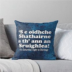 It's Saturday night in Stirling - S e Oidhche Shathairne a th' ann an Sruighlea - Throw Pillow