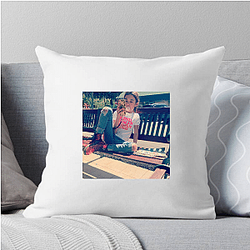 Scarlett Estevez has a brother who is also an actor Scarlett Estevez Pillows Cover