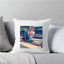 Scarlett Estevez has a brother who is also an actor Scarlett Estevez Pillows Cover