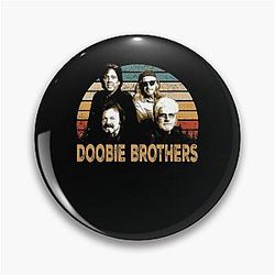 Doobie Grooves Vintage-Inspired Tee Destacando los Miembros Legendarios del Band Pin