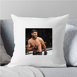 Dynamic Striker Yair Rodriguez Pillows Cover
