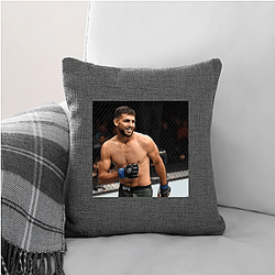 Dynamic Striker Yair Rodriguez Pillows Cover