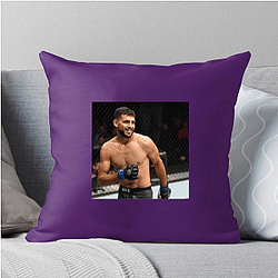 Dynamic Striker Yair Rodriguez Pillows Cover