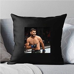 Dynamic Striker Yair Rodriguez Pillows Cover