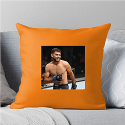 Dynamic Striker Yair Rodriguez Pillows Cover