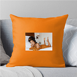 Indie Film Presence Zazie Beetz Pillows Cover