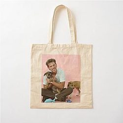 Austin Butler playing his dog Cotton Tote