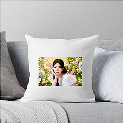 Red Carpet Queen Bae Suzy Pillows Cover