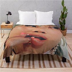 Beabadoobee Poster Throw Blanket