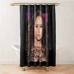 Demi Lovato paired a beige lip classic shower curtain