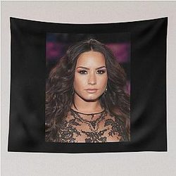Demi Lovato paired a beige lip classic tapestry