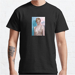 Red Carpet Queen Elizabeth Debicki T-Shirts
