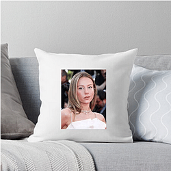 Style Icon Ester Exposito Pillows Cover