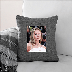 Style Icon Ester Exposito Pillows Cover