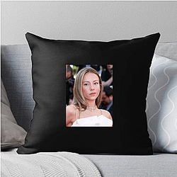 Style Icon Ester Exposito Pillows Cover