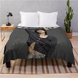 Esquire Hyunjin Stray Kids (Stray Kids) IMAGE SKZ Throw Blanket