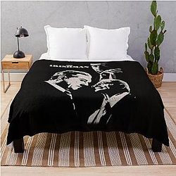 The Irishman - Robert De Niro and Joe Pesci Throw Blanket