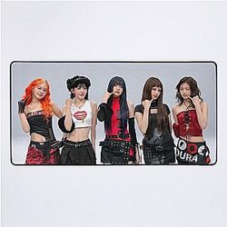 LE SSERAFIM Desk Mat