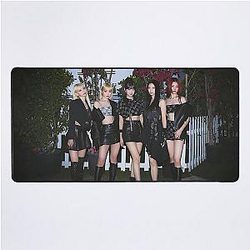LE SSERAFIM Desk Mat