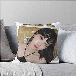 Le Sserafim Chaewon Throw Pillow