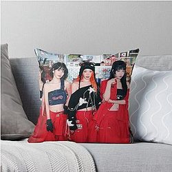 LE SSERAFIM Throw Pillow