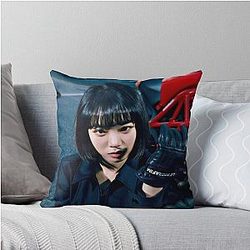Le Sserafim - Kim Chae-won Throw Pillow