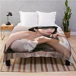 LE SSERAFIM ChaeWon Throw Blanket