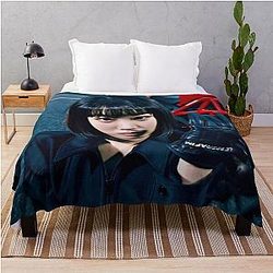 Le Sserafim - Kim Chae Won Throw Blanket