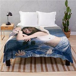 LE SSERAFIM Yunjin Throw Blanket