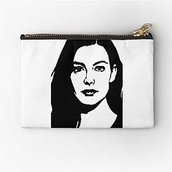 Liv Tyler Zipper Pouch
