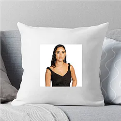 Red Carpet Queen Luciane Buchanan Pillows Cover