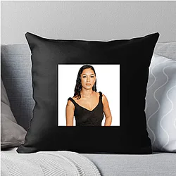 Red Carpet Queen Luciane Buchanan Pillows Cover