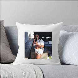Miracle Watts is a famous model Miracle Watts Pillows Cover