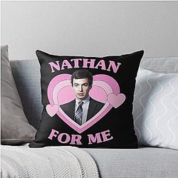 Nathan Fielder Para una almohada de lanzamiento de corazón rosa