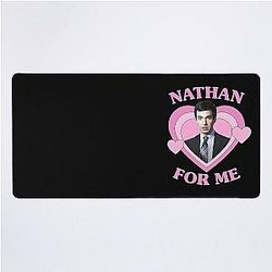 Nathan Fielder pour Pink Heart Desk Mat