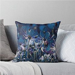 Flores do campo nos tons marinho e sombras brancas Throw Pillow
