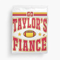 Taylor's Fiancé Funny Football Shirt – Travis Kelce Kansas City Game Day Outfit for Fans Duvet Cover