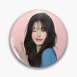 Jang Wonyoung Peace Sign Pin