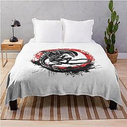 Dynamic Xenomorph Horror Art Sci-Fi Alien Illustration Throw Blanket