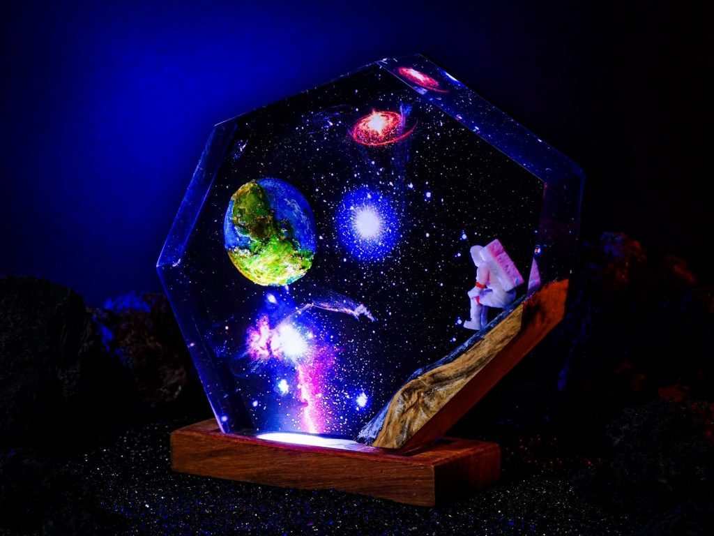 Interstellar Resin Lamp, Astronaut Sees Earth from Space Resin Lamp, Galaxy Diorama Lamp, Epoxy Resin Art, Home Decor