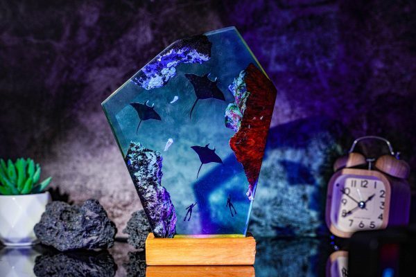 Manta Rays Ocean Resin Lamp, Deep Sea Night Light with Rays and Divers,Underwater Epoxy Light, Nature Lamp for Bedroom,Gift for Ocean Lovers